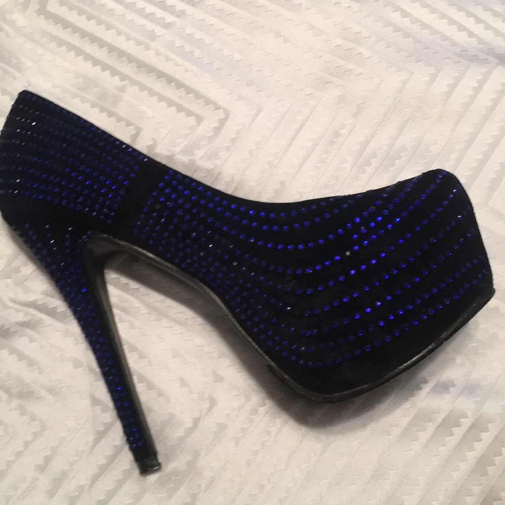 Heels ๐ - Picture 3 of 4